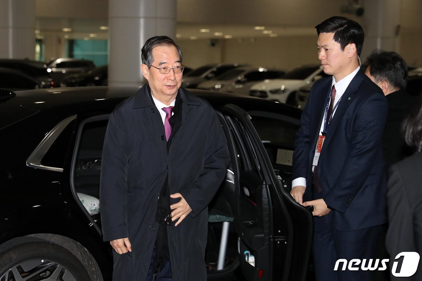 본문 이미지 - 한덕수 국무총리가 26일 인천국제공항에서 2030 부산세계박람회(엑스포) 개최지 투표가 진행되는 제173차 국제박람회기구(BIE) 총회 참석을 위해 프랑스 파리로 출국하고 있다. 2023.11.26/뉴스1 ⓒ News1 이승배 기자