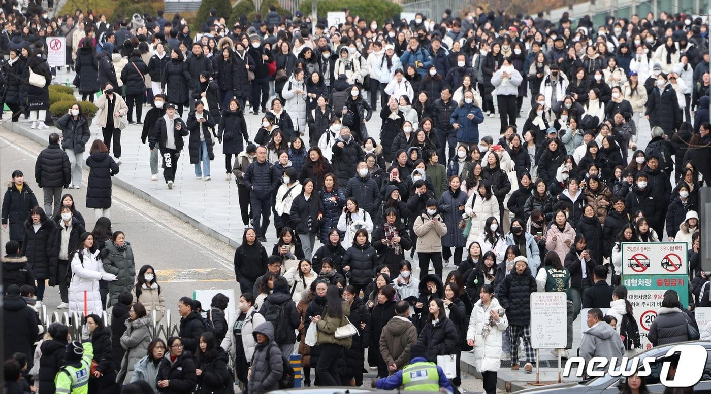 본문 이미지 - 지난해 11월26일 2024학년도 수시모집 논술고사가 열린 서울 서대문구의 한 대학이 고사장을 나서는 수험생들과 학부모들로 붐비고 있다. /뉴스1 ⓒ News1 김민지 기자
