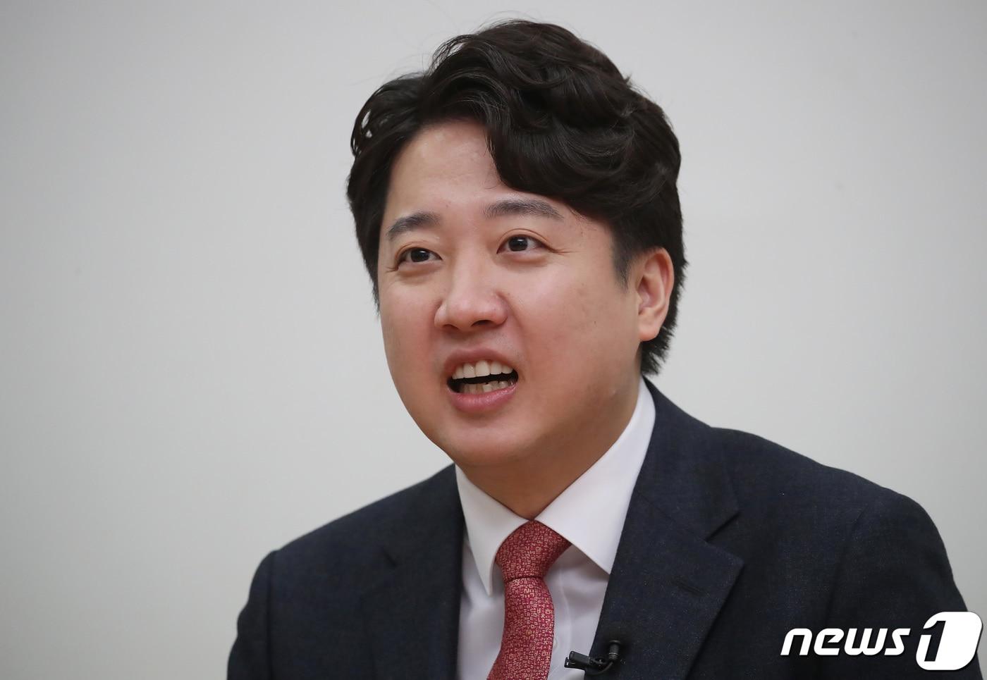 본문 이미지 - 이준석 국민의힘 전 대표가 26일 오후 대구 북구 엑스코에서 '더 나은 미래를 향한 우리의 고민'을 주제로 열리는 토크콘서트에 앞서 기자회견에 참석해 취재진 질문에 답하고 있다. 2023.11.26/뉴스1 ⓒ News1 공정식 기자