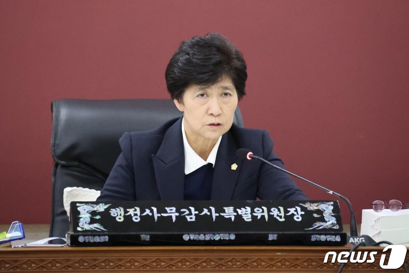 본문 이미지 -  전북 고창군의회는 이달 16일부터 24일까지 9일간 군청 및 직속사업소 21개 부서를 대상으로 실시한 2023년 행정사무감사를 마무리했다. 이선덕 행정사무감사 특별위원원장(고창군의회 제공)2023.11.26/뉴스1