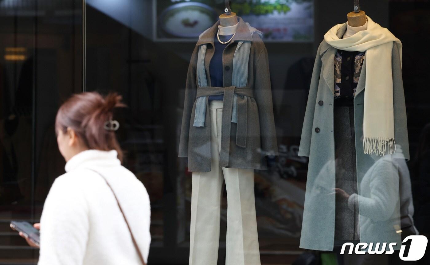 사진은 이날 오후 서울 시내 거리에 진열된 의류 모습. 2023.11.26/뉴스1 ⓒ News1 김민지 기자