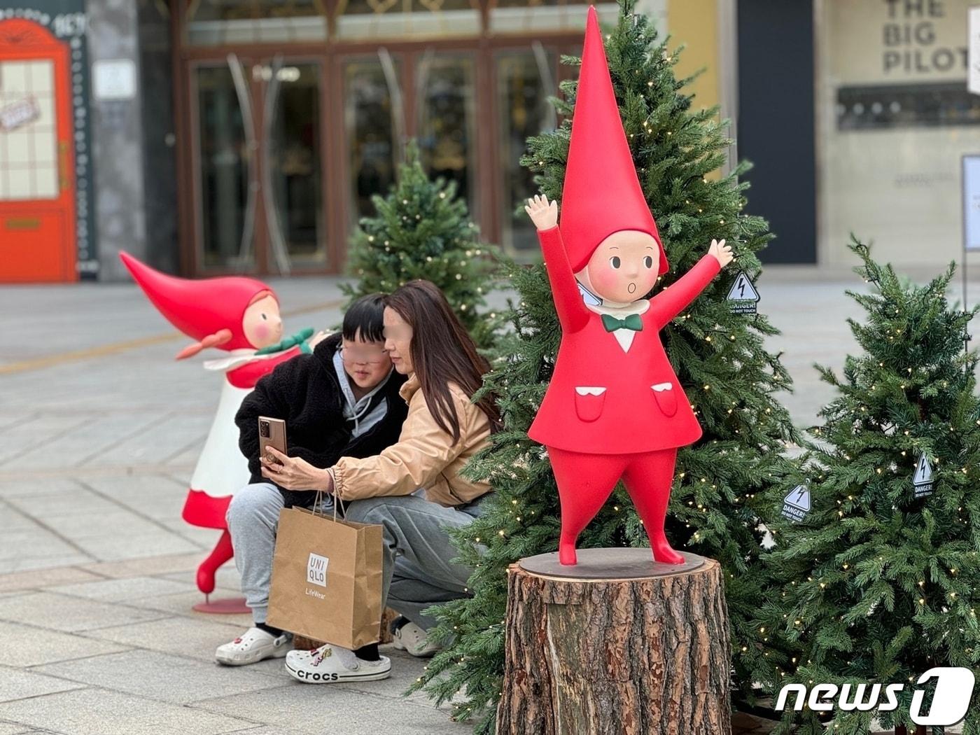 본문 이미지 - 26일 낮 1시쯤 인천 남동구 한 백화점 앞 크리스마스 장식 앞에서 한 모자가 기념사진을 찍고 있다.2023.11.26 ⓒ News1 박소영 기자