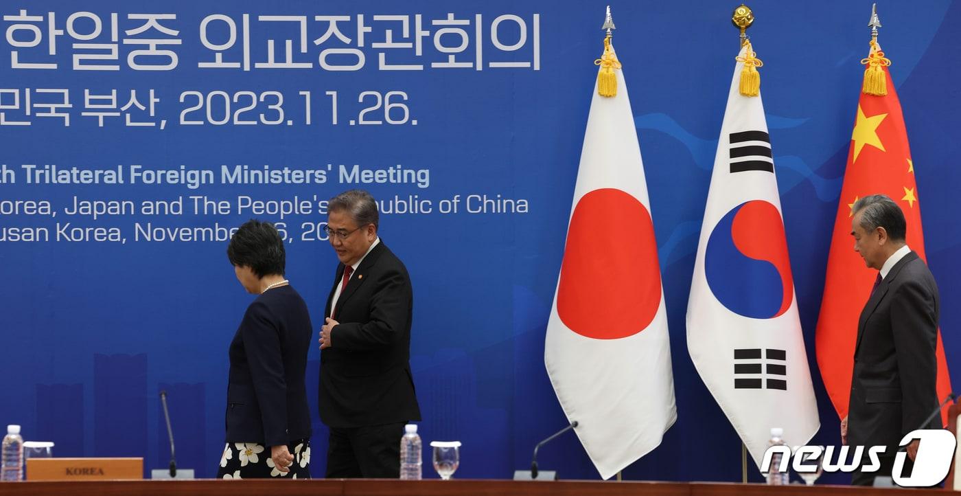 본문 이미지 - 박진(가운데) 외교부 장관, 가미카와 요코(왼쪽) 일본 외무상, 왕이 중국 외교부장이 26일 오후 부산 해운대구 누리마루 APEC하우스에서 열린 한일중 외교장관 회의에 참석하고 있다. 2023.11.26/뉴스1 ⓒ News1 김명섭 기자