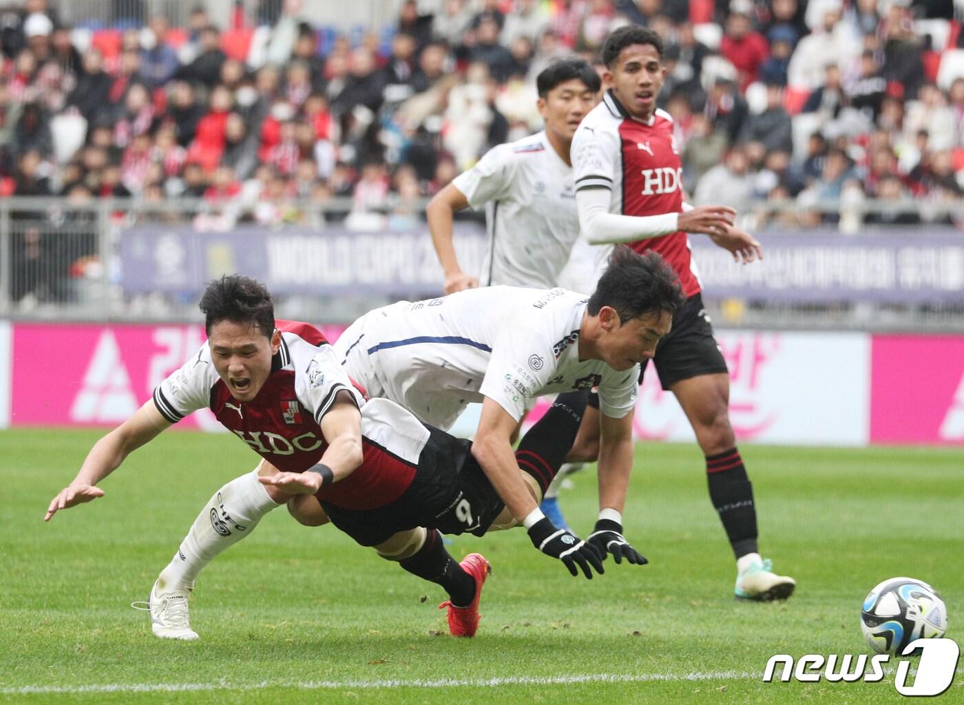 본문 이미지 - 26일 오후 부산 연제구 부산아시아드주경기장에서 열린 '하나원큐 K리그2 2023 39라운드' 부산 아이파크와 충북청주FC의 경기에서 부산 김찬이 충북 이한샘의 파울로 넘어지고 있다. 2023.11.26/뉴스1 ⓒ News1 윤일지 기자