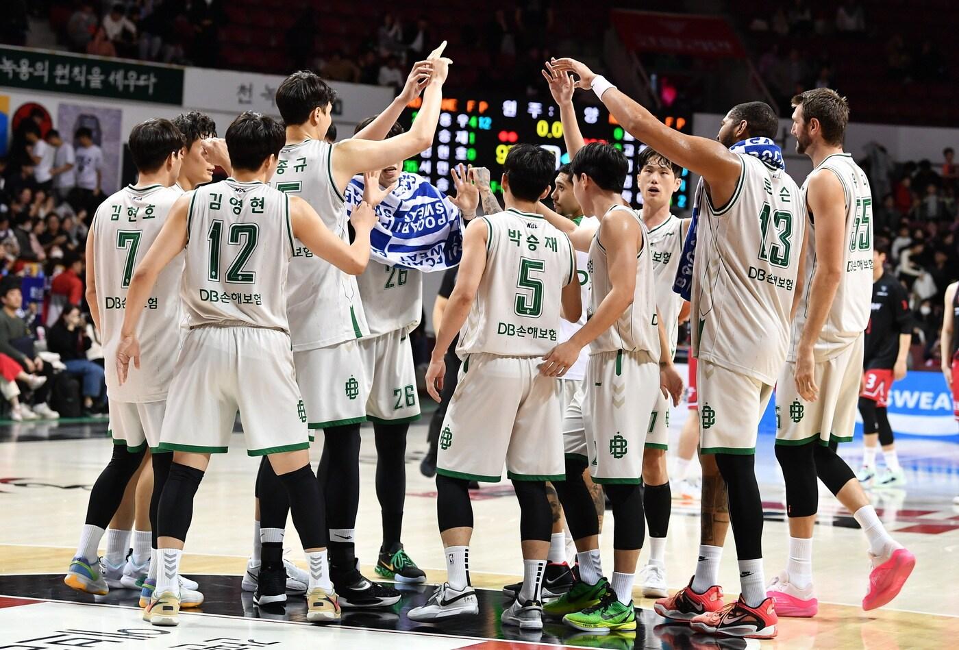 본문 이미지 - 프로농구 원주 DB 선수단. (KBL 제공)
