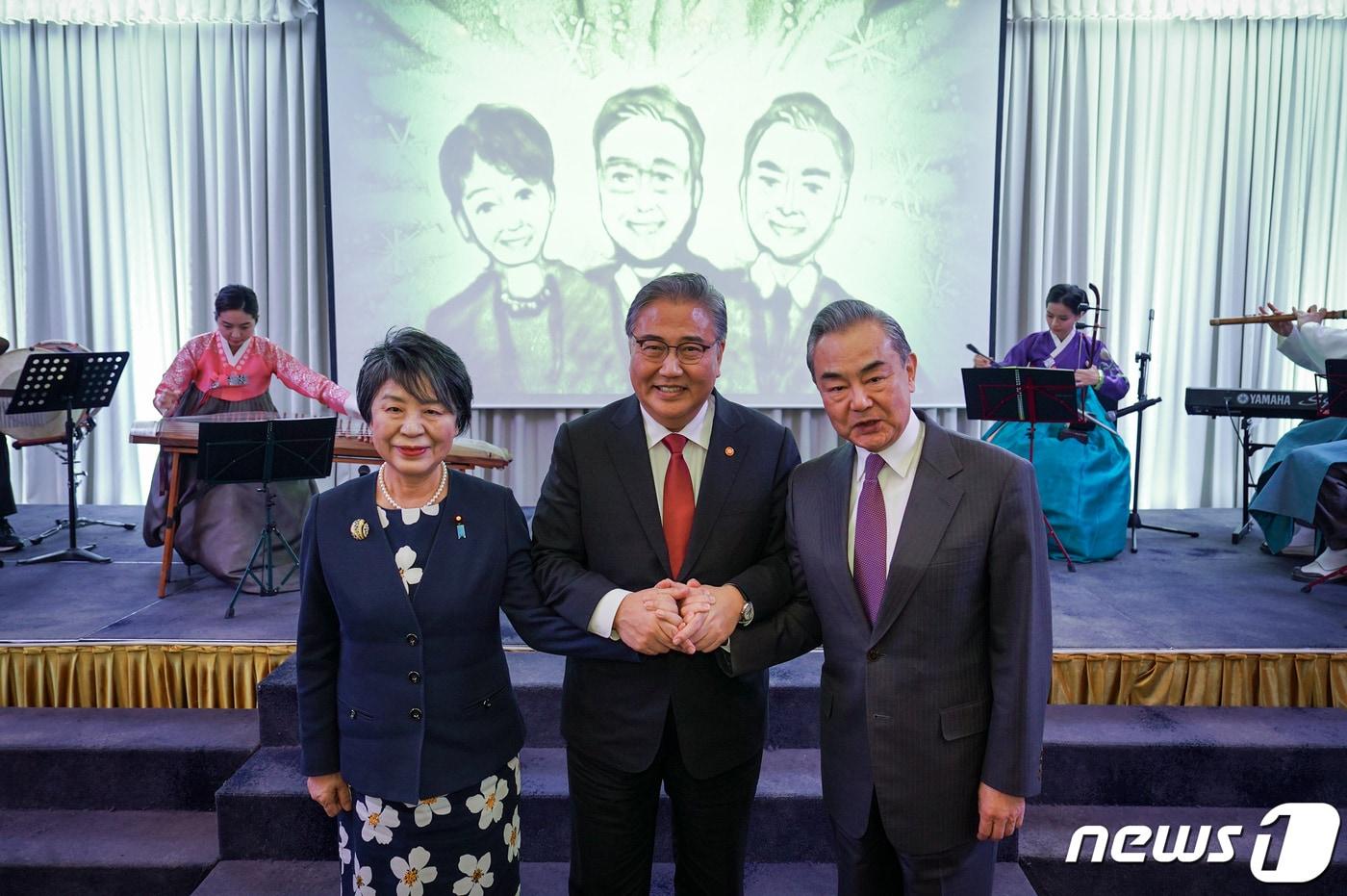 본문 이미지 - 왼쪽부터 가미카와 요코 일본 외무상, 박진 외교부 장관, 왕이 중국 외교부장. (외교부 제공) 2023.11.26./뉴스1