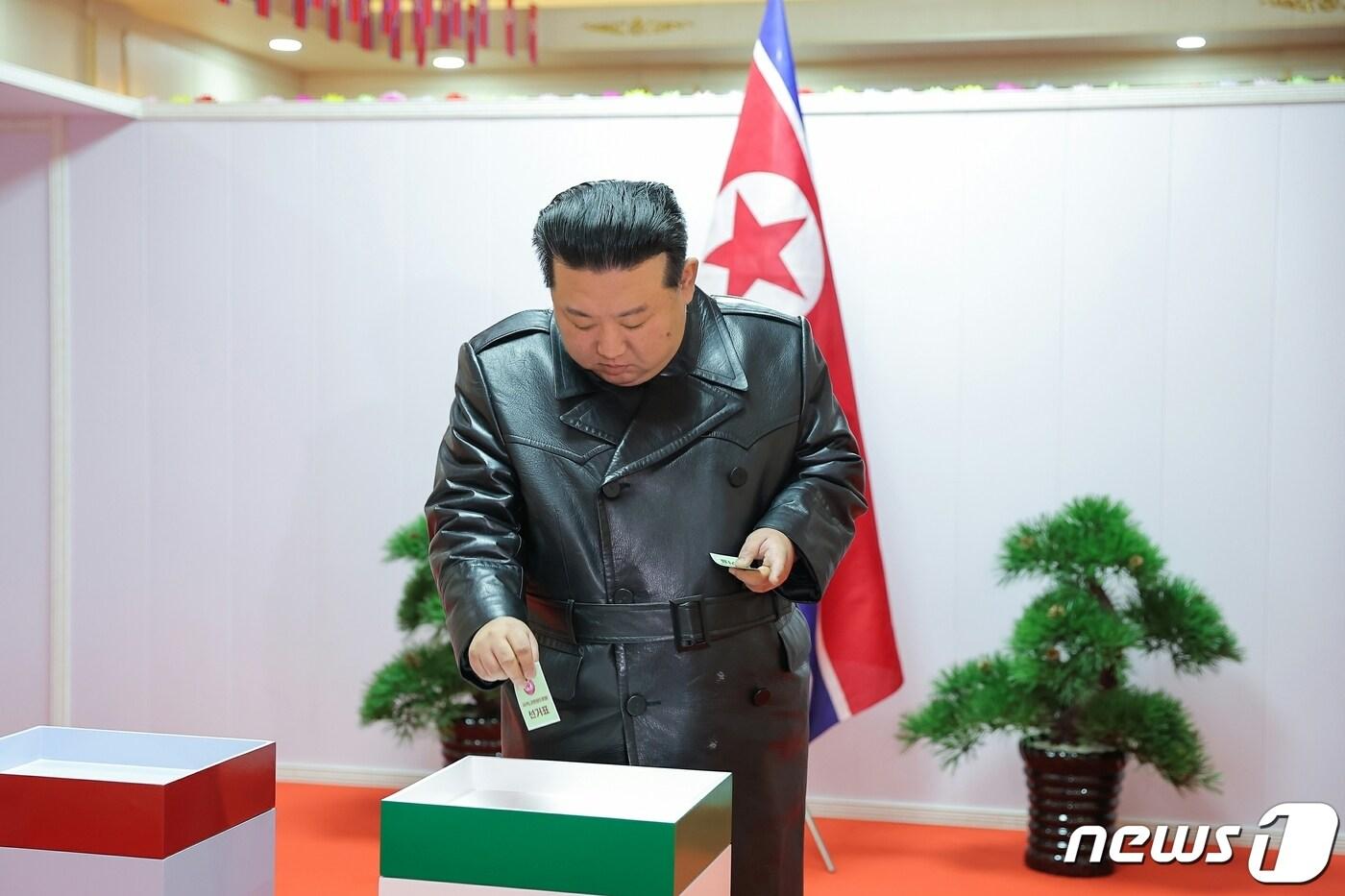 본문 이미지 - (평양 노동신문=뉴스1) = 김정은 북한 노동당 총비서가 26일 도·시·군 인민회의 대의원 선거일을 맞아 함경남도 제55호 선거구 제26호 분구 선거장에서 선거에 참가했다고 27일 노동당 기관지 노동신문이 보도했다. [국내에서만 사용가능. 재배포 금지. DB 금지. For Use Only in the Republic of Korea. Redistribution Prohibited] rodongphoto@news1.kr