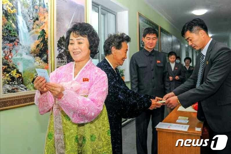 본문 이미지 - (평양 노동신문=뉴스1) = 2023년 11월 진행된 북한의 지방인민회의 대의원 선거 모습. [국내에서만 사용가능. 재배포 금지. DB 금지. For Use Only in the Republic of Korea. Redistribution Prohibited] rodongphoto@news1.kr