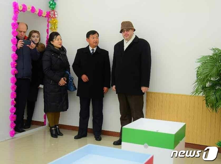 본문 이미지 - (평양 노동신문=뉴스1) = 2023년 11월 열린 북한의 지방인민회의 대의원 선거. 앞에 놓인 '찬성' 혹은 '반대' 투표함에 투표를 하는 방식으로 선거가 진행됐다. [국내에서만 사용가능. 재배포 금지. DB 금지. For Use Only in the Republic of Korea. Redistribution Prohibited] rodongphoto@news1.kr