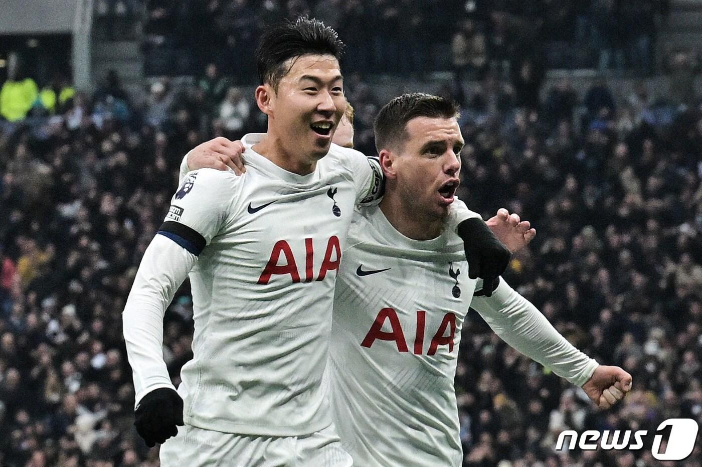 본문 이미지 - 토트넘의 손흥민이 26일(현지시간) 런던의 토트넘 홋스퍼 스타디움에서 열린 EPL 애스턴 빌라와 경기서 선제골을 넣은 지오바니 로 셀소와 기뻐하고 있다. 2023.11.27 ⓒ AFP=뉴스1 ⓒ News1 우동명 기자