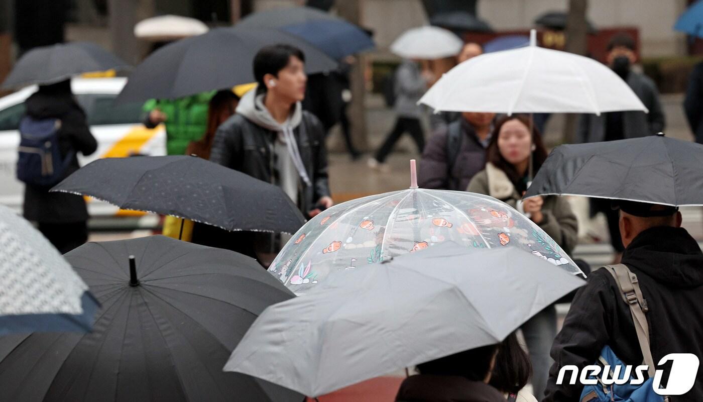 본문 이미지 - 서울에 비가 내린 27일 오전 서울 종로구 종각역 인근에서 우산을 쓴 시민들이 출근길에 나서고 있다. 기2023.11.27/뉴스1 ⓒ News1 장수영 기자