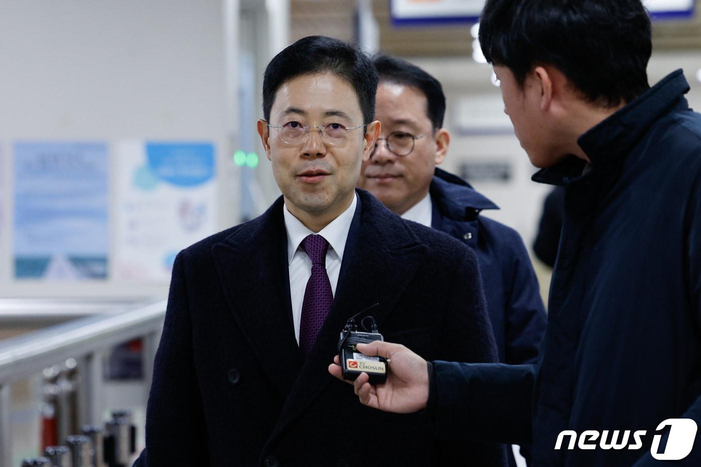 본문 이미지 - '고발사주' 의혹으로 기소된 손준성 대구고검 차장검사가 27일 오전 서울 서초구 중앙지방법원에서 공직선거법 위반 혐의와 관련 1심 결심 공판에 출석하며 취재진 질의에 답하고 있다. 2023.11.27/뉴스1 ⓒ News1 안은나 기자