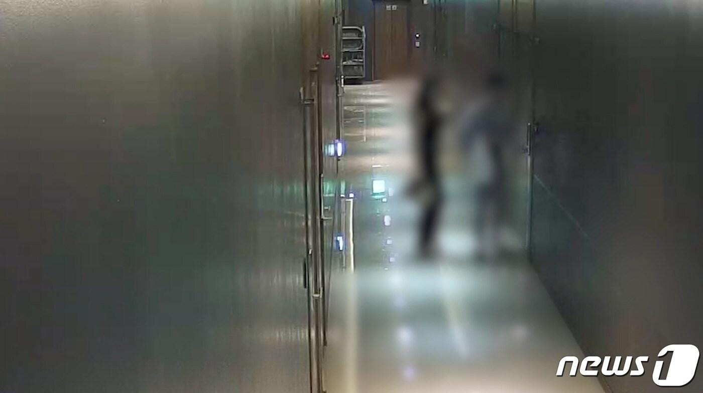 본문 이미지 - 성관계 여성이 피해자를 숙박업소로 유인하는 범행 모습.(충북경찰청 제공).2023.11.27./뉴스1
