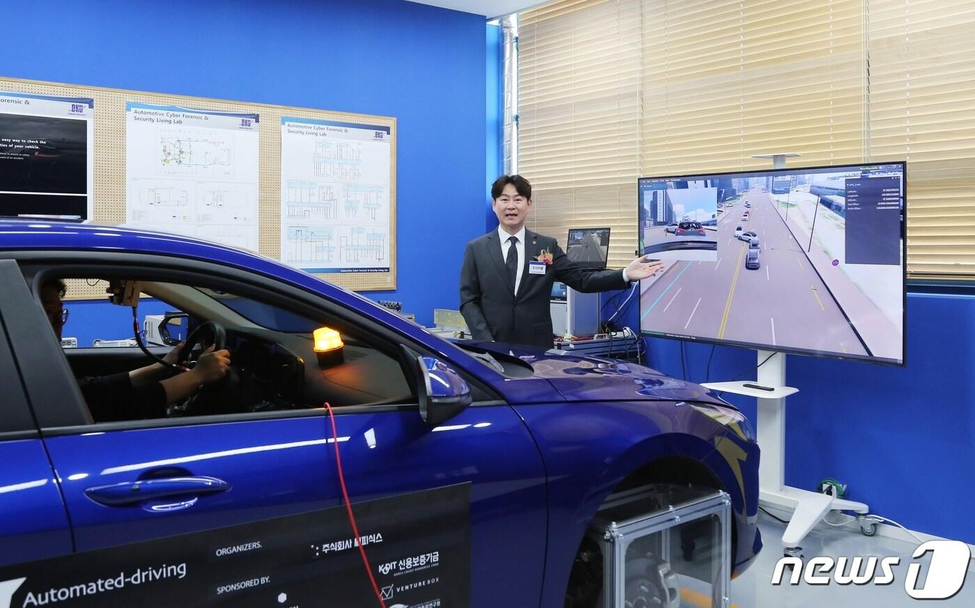 씨피식스 CTO를 맡고 있는 우사무엘 단국대 교수가 자율주행자동차 사고조사 도구&#40;ACAT&#41;에 대해 설명하고 있다.&#40;단국대 제공&#41;