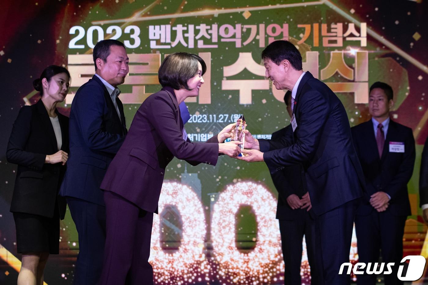 본문 이미지 - 이영 중소벤처기업부 장관이 27일 서울시내 한 호텔에서 열린 '2023 벤처천억기업 기념식'에서 지난해 처음으로 매출 1천억원을 달성한 기업 대표들에게 트로피를 수여하고 있다. 2023.11.27/뉴스1 ⓒ News1 유승관 기자