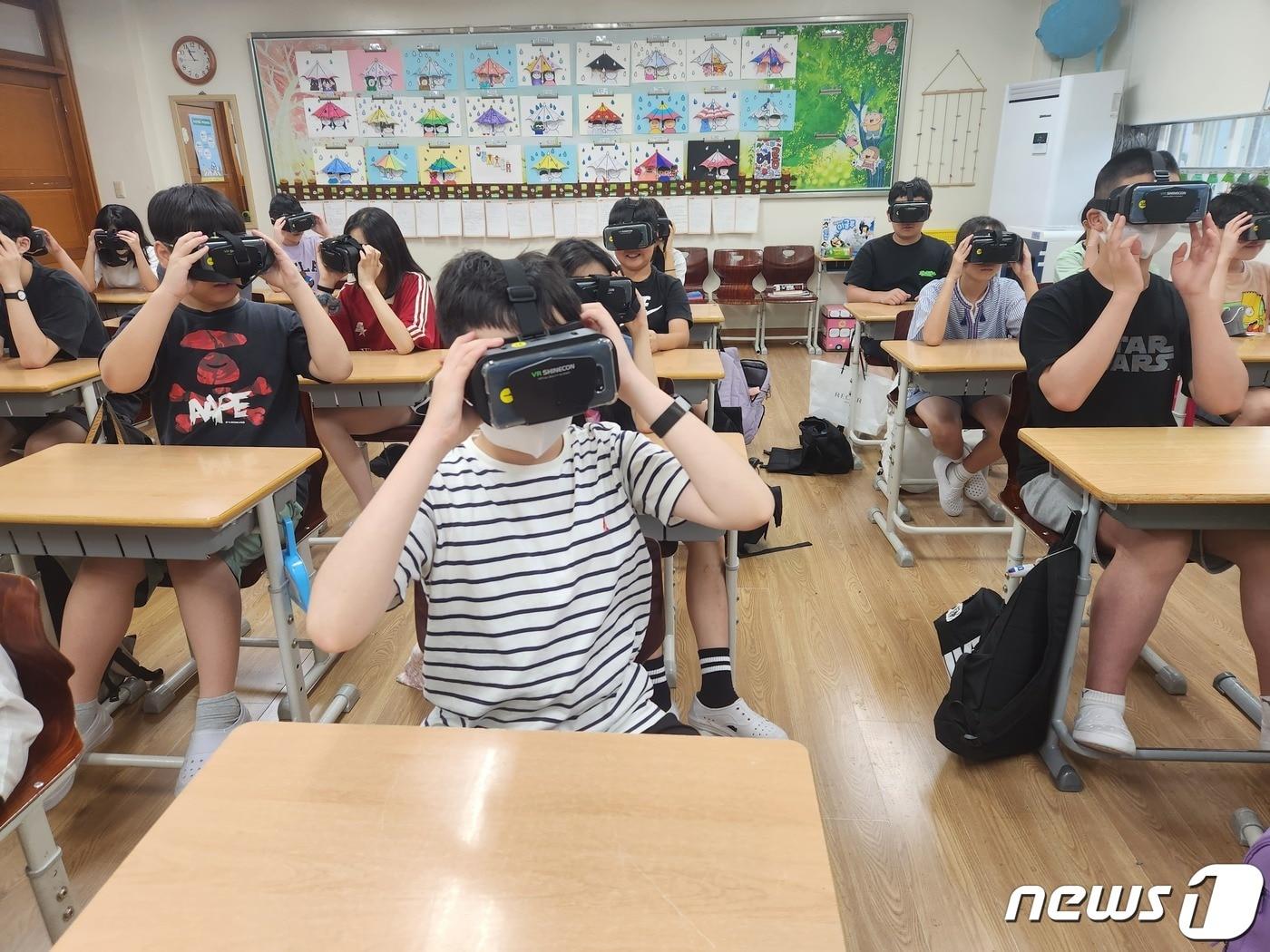 본문 이미지 - 용인특례시가 올해 어린이 대상 VR 안전교육을 한데 이어 내년엔 어르신으로 교육 대상을 확대한다. 사진은 어린이들이 VR로 안전교육을 받고 있는 모습.(용인시 제공)