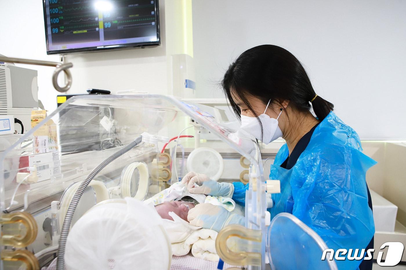 본문 이미지 - 주치의 박가영 순천향대 부천병원 소아청소년과 교수가 세쌍둥이를 돌보고 있다. (순천향대 부천병원 제공)