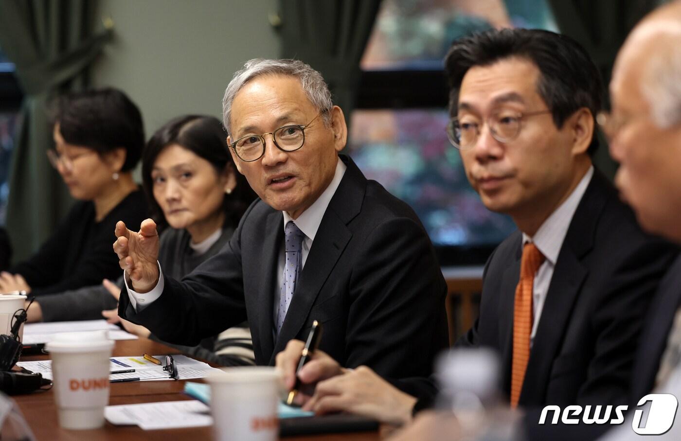 본문 이미지 - 유인촌 문화체육관광부 장관이 27일 오전 서울 종로구 동숭동 예술가의 집에서 열린 문학계 현장간담회에서 발언하고 있다. 2023.11.27/뉴스1 ⓒ News1 김진환 기자