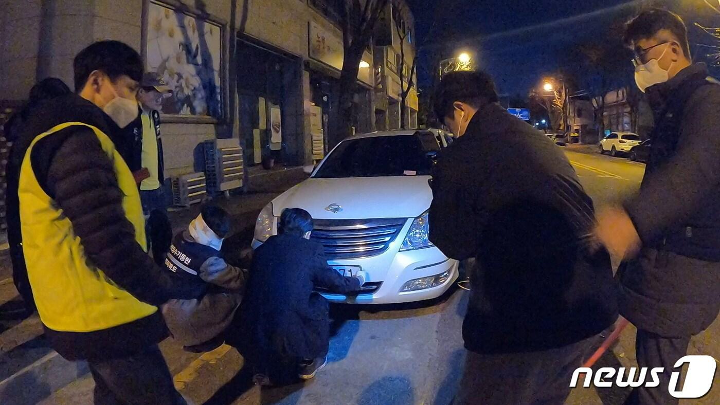 본문 이미지 - 지난 20일부터 24일까지 전북도와 시·군 경찰서, 도로공사 등 유관기관들이 ‘음주운전 및 체납차량 집중 단속’을 실시한 가운데 전북도 체납징수 관계자들이 한 차량의 번호판을 영치하고 있다.2023.11.27.(전북도 제공)/뉴스1