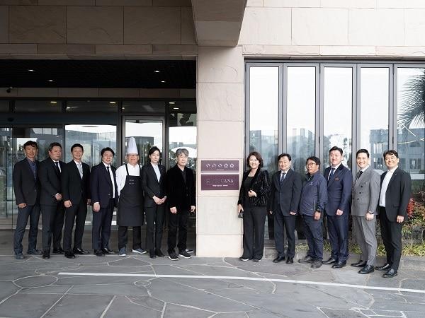 본문 이미지 - 제주 토스카나 호텔이 제주관광협회의 호텔업 등급결정사업에서 최고 등급인 5성을 획득, 임직원이 참석한 가운데 현판식을 진행했다. 사진제공 = 제주 토스카나 호텔