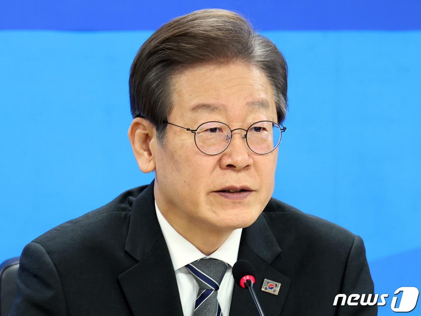 본문 이미지 - 이재명 더불어민주당 대표가 27일 오전 서울 여의도 민주당 중앙당사에서 열린 윤석열 정부 ‘지방재정 파탄 해결’을 위한 민주당 지방정부 긴급 대책회의에서 모두발언을 하고 있다. 2023.11.27/뉴스1 ⓒ News1 황기선 기자