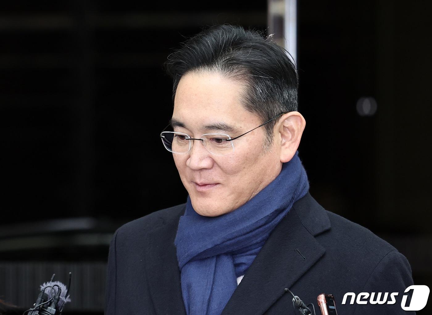 본문 이미지 - 이재용 삼성전자 회장이 영국과 프랑스 방문을 마치고 27일 오후 서울김포비즈니스항공센터를 통해 귀국하고 있다. 2023.11.27/뉴스1 ⓒ News1 구윤성 기자