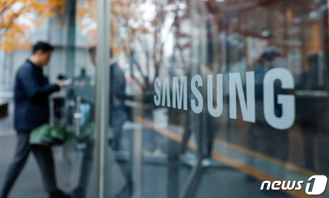 27일 서울 서초구 삼성전자 서초사옥에서 직원들이 점심식사를 위해 이동하고 있다. 2023.11.27/뉴스1 ⓒ News1 안은나 기자