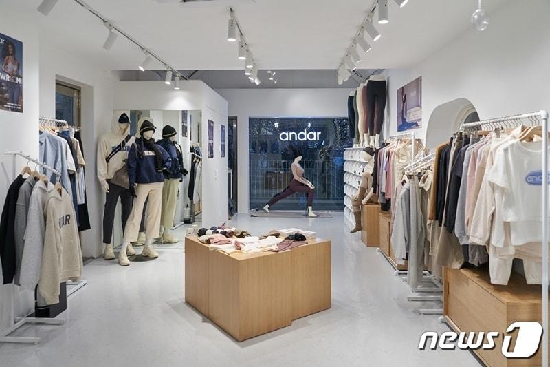본문 이미지 - 지난 2023년 열렸던 ‘안다르 성수 쇼룸’. (안다르 제공) /자료사진 2023.11.27/뉴스1
