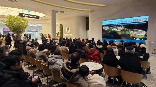 본문 이미지 - 왕길역 로열파크씨티 견본주택에 방문한 내방객들이 홍보영상을 관람하고 있다./DK아시아 제공