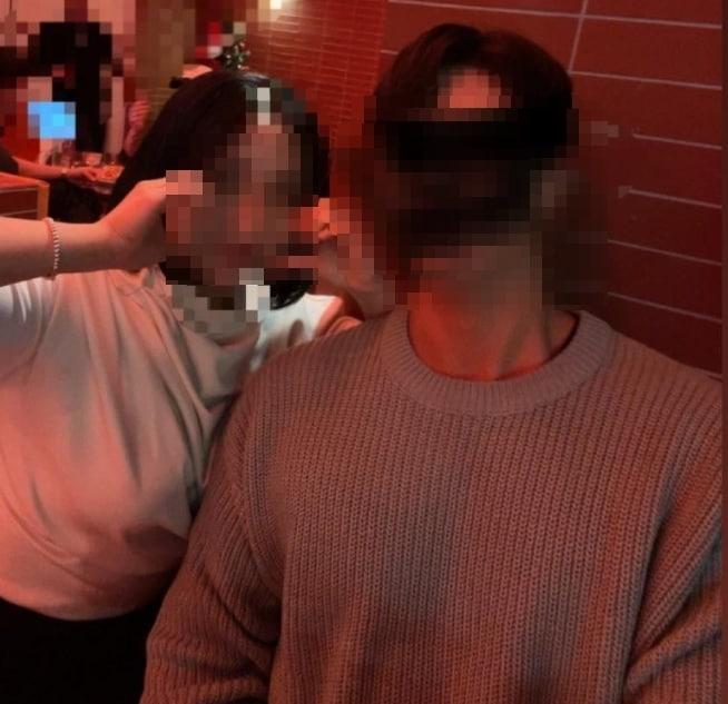 본문 이미지 - A씨의 전 여자친구B씨의 여동생 C씨와  남성 지인. 온라인 커뮤니티 갈무리