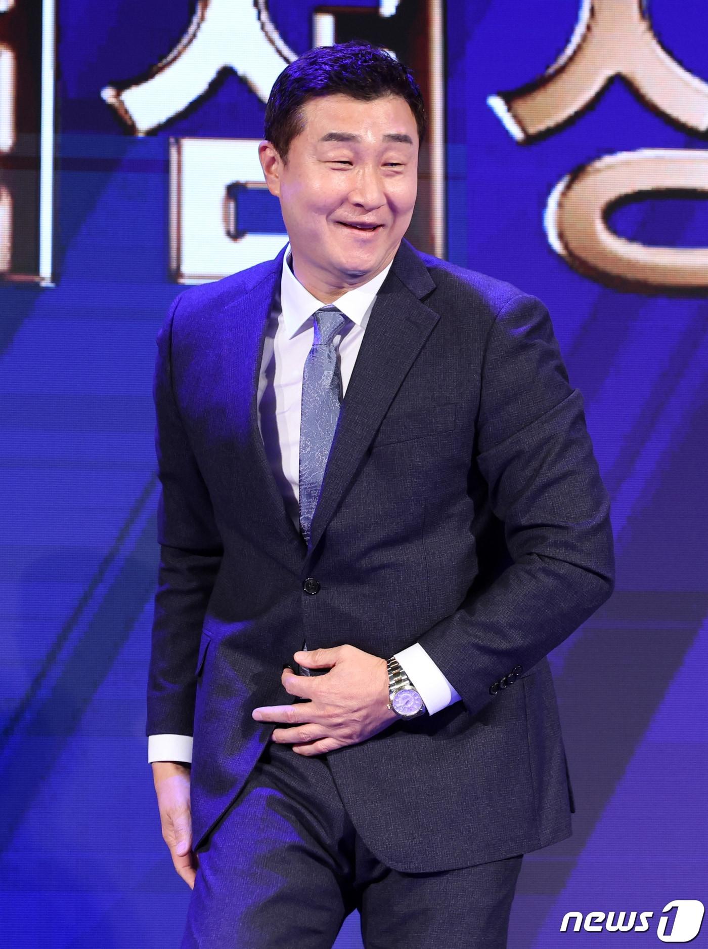 본문 이미지 - 삼성 이종열 단장이 27일 서울 중구 웨스틴조선호텔에서 열린 2023 신한은행 SOL KBO 시상식에서 퓨처스리그 투수부문 남부리그 승리상을 수상한 이승민에게 꽃다발을 전달한 후 자리로 돌아가고 있다. 2023.11.27/뉴스1 ⓒ News1 김성진 기자