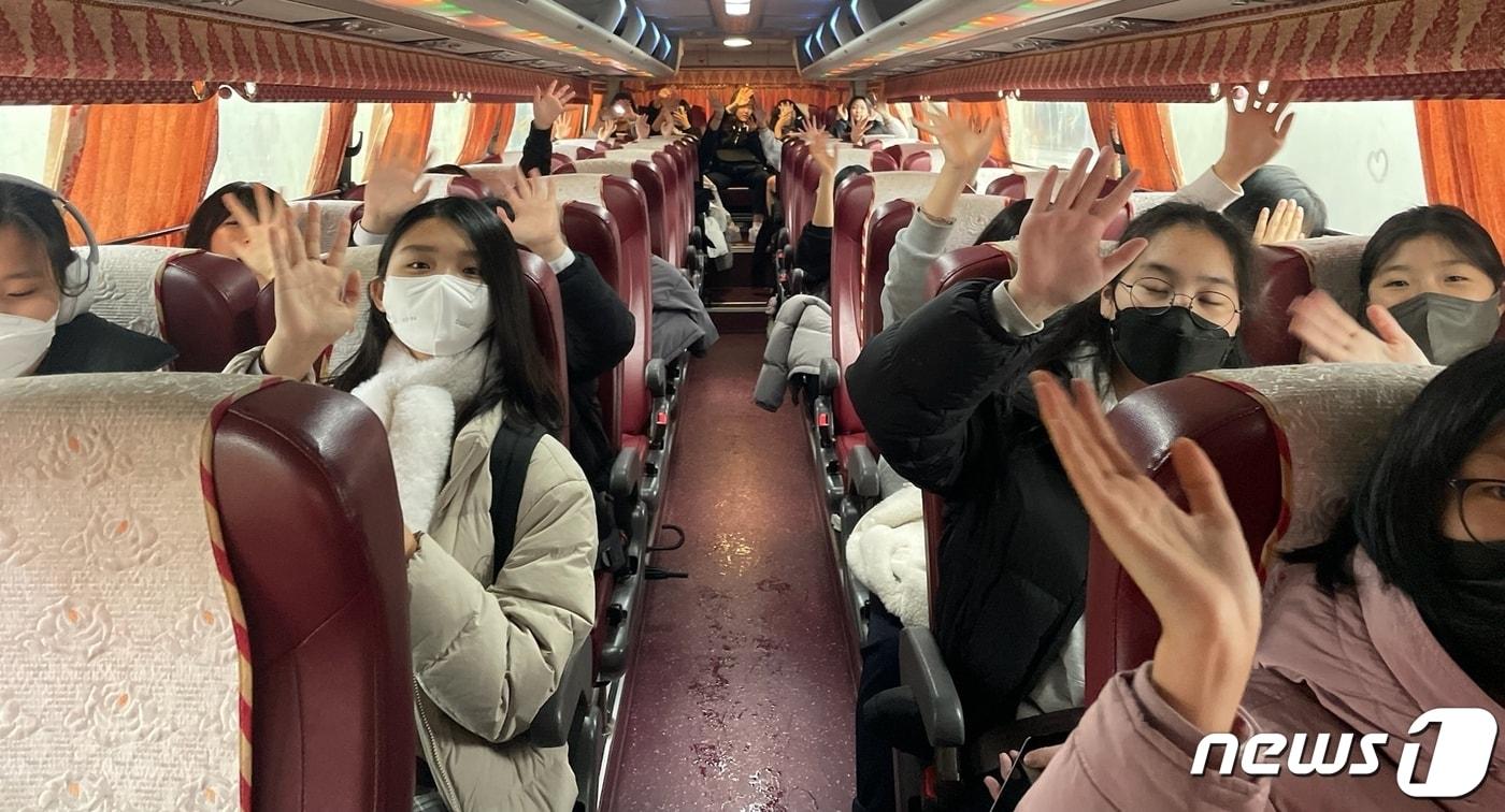 충북 청주교육지원청(교육장 손기준)은 지역연계 체험학습 활성화와 취약시기 학교 교육과정 운영지원을 위해 '중3 지역사용설명서' 문화체험 사업을 운영한다.(청주교육지원청 제공)/뉴스1