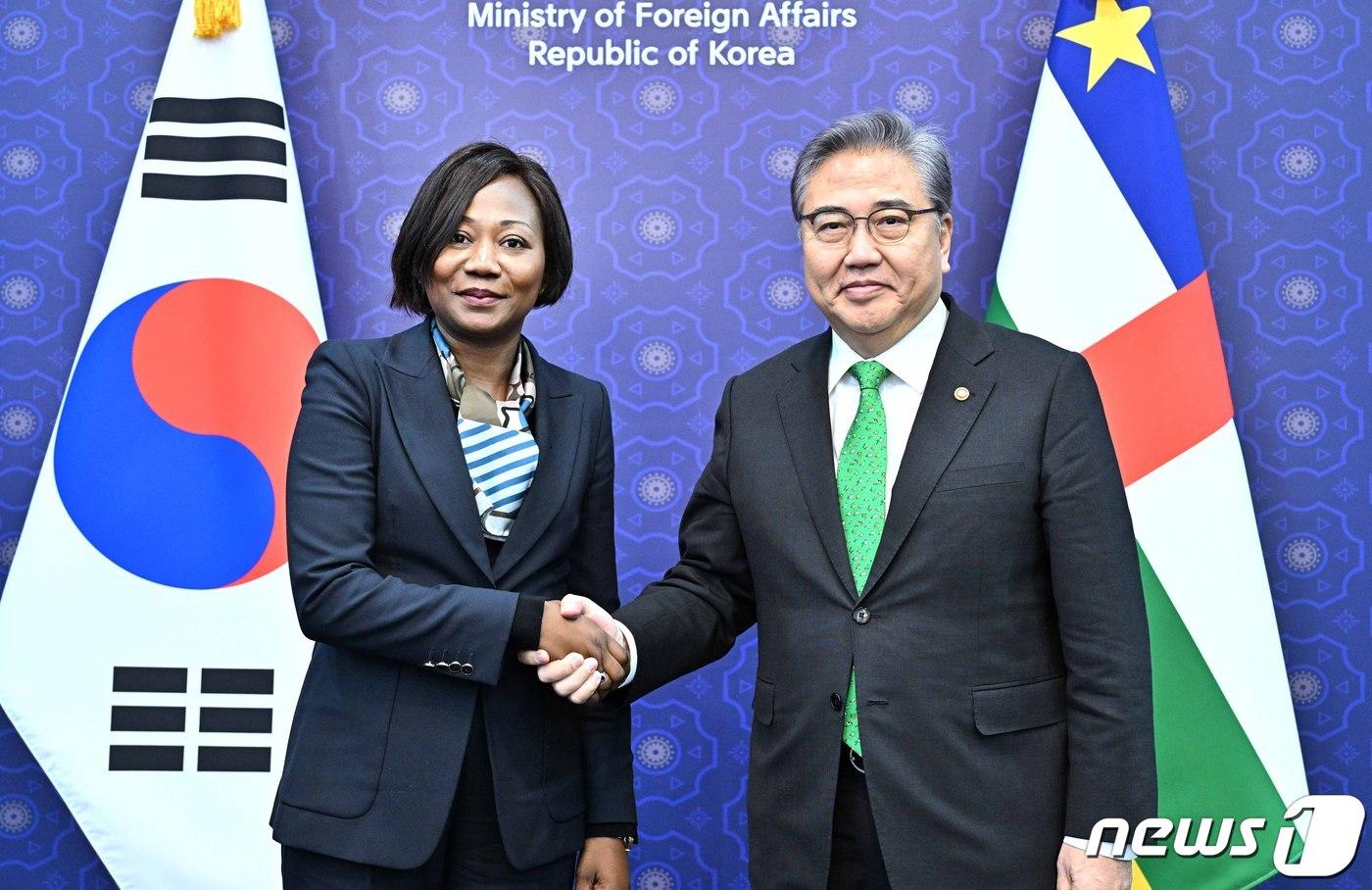 본문 이미지 - 박진 외교부 장관(오른쪽)과 실비 바이포 테몽 중앙아프리카공화국 외교장관. (외교부 제공) 2023.11.27./뉴스1