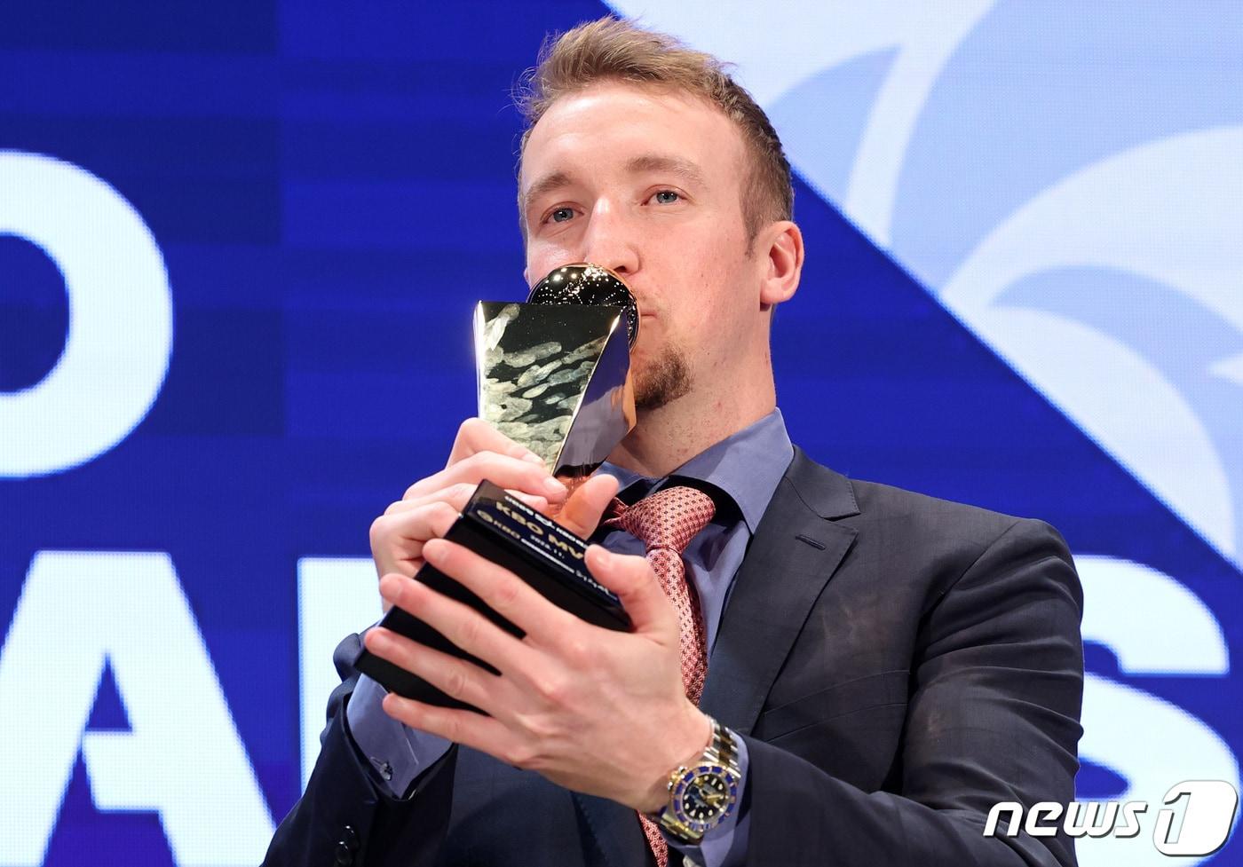 본문 이미지 - NC 페디가 27일 서울 중구 웨스틴조선호텔에서 열린 2023 신한은행 SOL KBO 시상식에서 MVP를 수상한 후 기념촬영을 하고 있다. 2023.11.27/뉴스1 ⓒ News1 김성진 기자