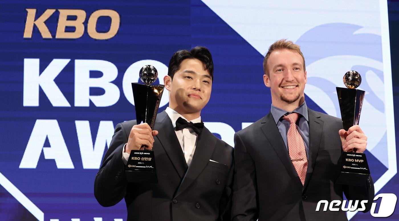 본문 이미지 - NC 페디(오른쪽)와 한화 문동주가 27일 서울 중구 웨스틴조선호텔에서 열린 2023 신한은행 SOL KBO 시상식에서 MVP와 신인상을 각각 수상한 후 기념촬영을 하고 있다. 2023.11.27/뉴스1 ⓒ News1 김성진 기자
