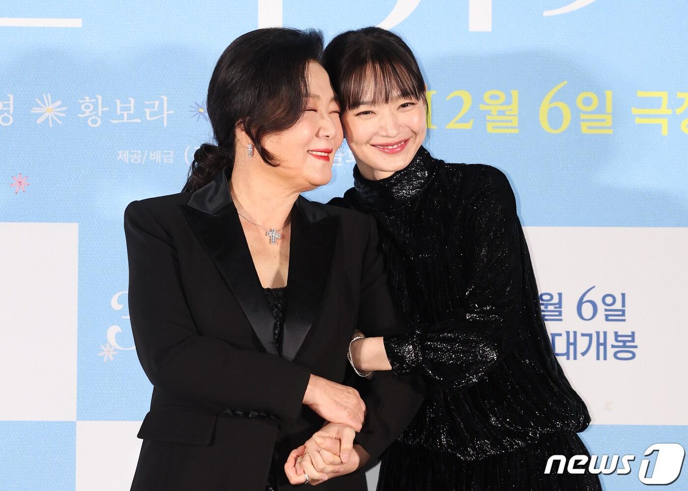본문 이미지 - 배우 김해숙과 신민아(오른쪽)가 27일 오후 서울 광진구 아차산로 롯데시네마 건대입구에서 열린 열린 영화 '3일의 휴가‘ 언론시사회에 참석해 포즈를 취하고 있다. '3일의 휴가'는 하늘에서 휴가 온 엄마 복자(김해숙 분)와 엄마의 레시피로 백반집을 운영하는 딸 진주(신민아 분)의 힐링 판타지 영화로 오는 12월 6일 개봉한다. 2023.11.27/뉴스1 ⓒ News1 김진환 기자