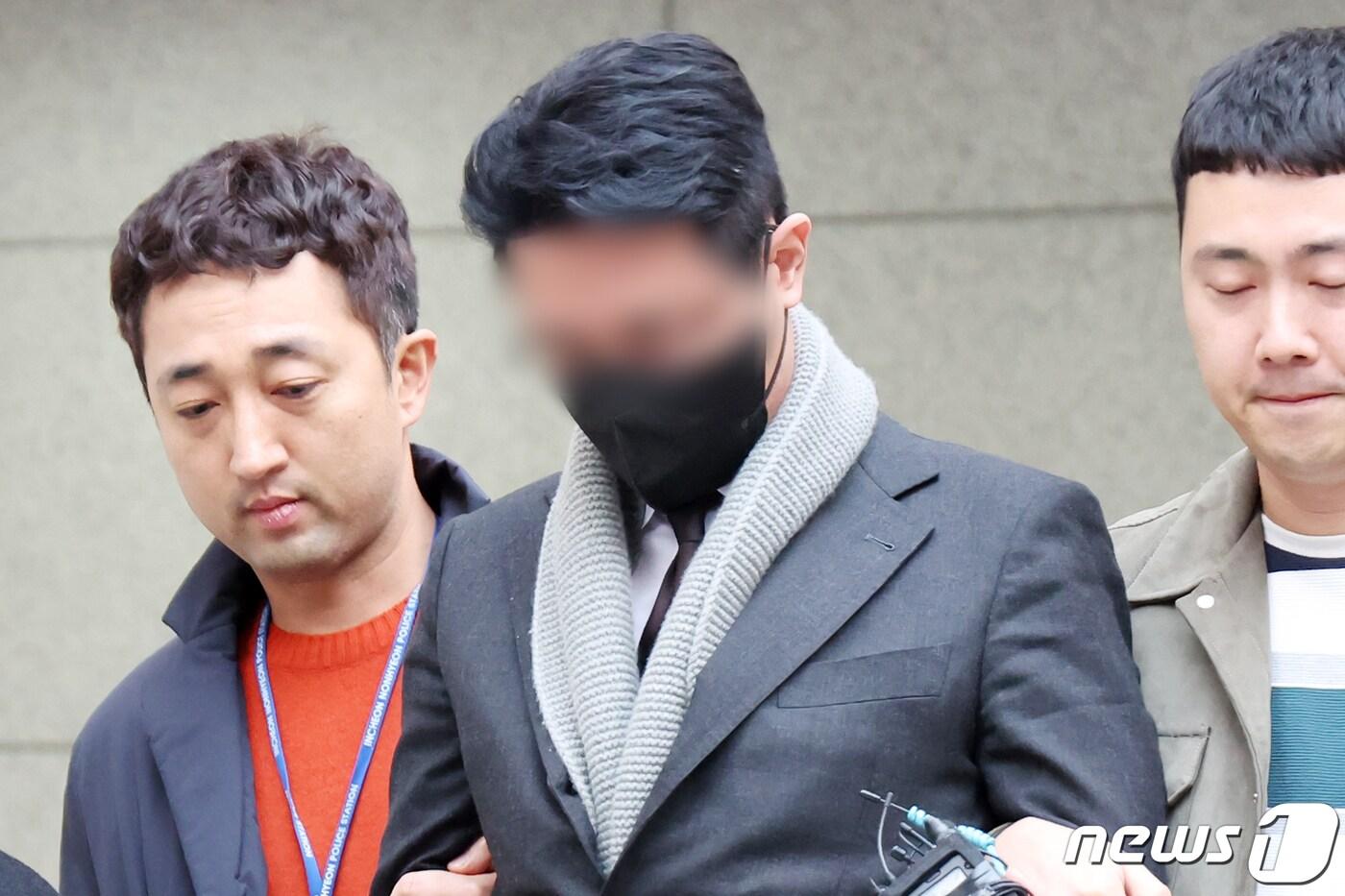 본문 이미지 - 유흥업소 실장을 통해 배우 이선균 씨 등에게 마약을 제공한 혐의를 받는 현직 의사 A씨/뉴스1 ⓒ News1 민경석 기자