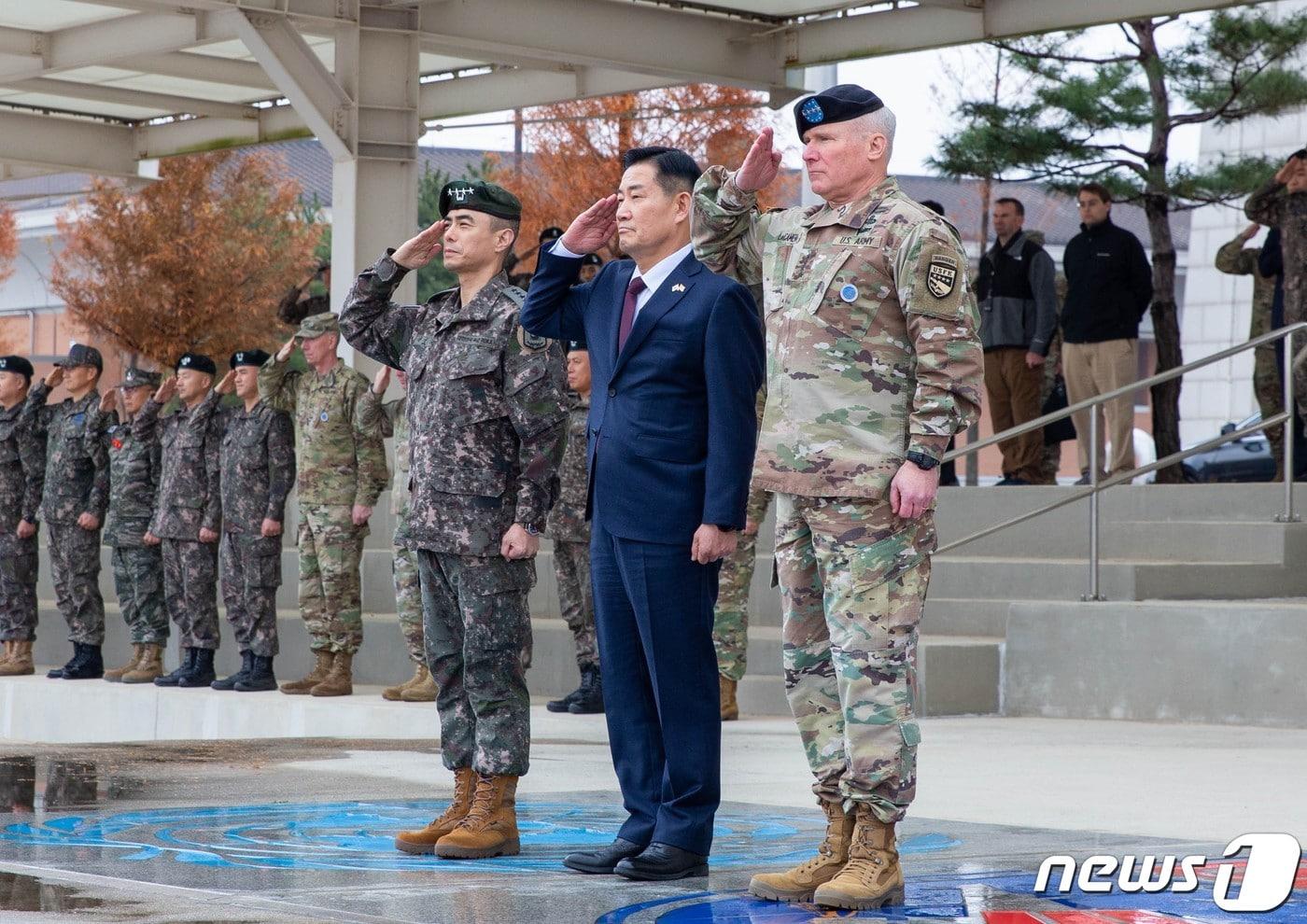 본문 이미지 - 신원식 국방부 장관(가운데)이 27일 오후 경기도 평택 소재 한미연합군사령부를 방문, 강신철 연합사 부사령관(왼쪽), 폴 러카메라 연합사령관과 함께 의장행사에서 경례하고 있다. (국방부 제공) 2023.11.27/뉴스1