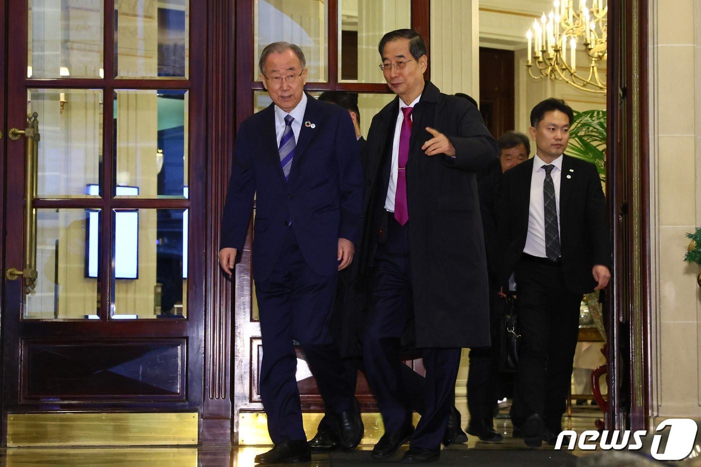 본문 이미지 - 한덕수 국무총리와 반기문 전 유엔사무총장이 2030년 세계박람회(엑스포) 개최지를 뽑는 국제박람회기구(BIE) 제173차 총회를 하루 앞둔 27일(현지시간) 총회 PT리허설을 위해 파리 호텔을 나서고 있다. (국무총리실 제공) 2023.11.27/뉴스1 ⓒ News1 이준성 기자