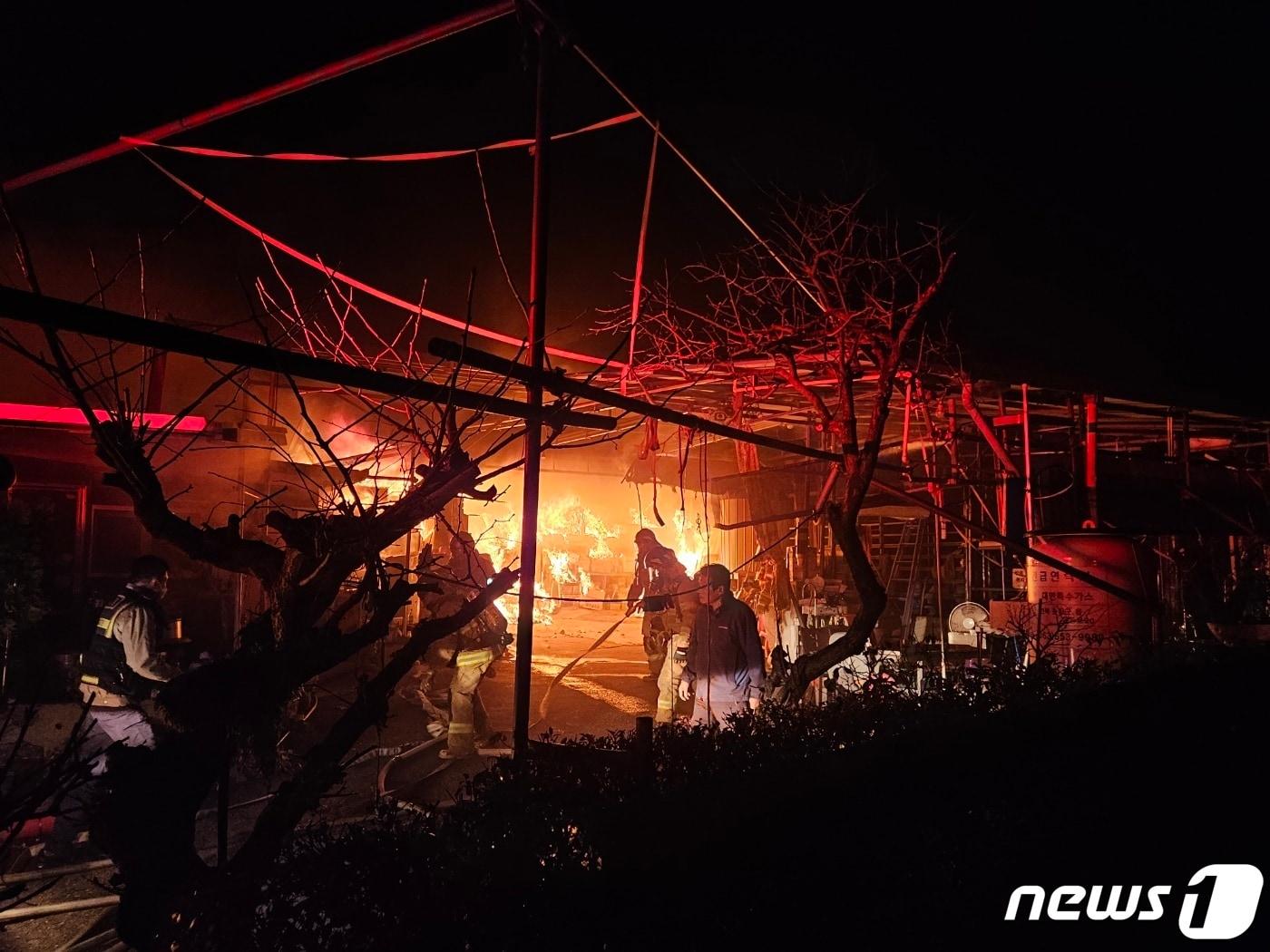 본문 이미지 - 지난 27일 오후 9시15분께 전북 순창군 인계면의 한 단독주택에서 불이 났다.(전북소방본부 제공)2023.11.28/뉴스1