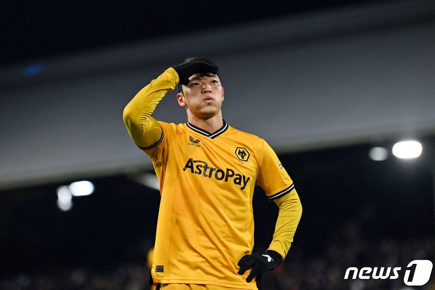 울버햄프턴의 황희찬이 27일(현지시간) 영국 런던의 크레이븐 코티지에서 열린 EPL 풀럼과 경기서 페널티킥을 성공시켜 리그 7호 골이자 시즌 두 자릿수 공격 포인트를 올린 뒤 특유의 세리머니를 하고 있다. 2023.11.28 ⓒ AFP=뉴스1 ⓒ News1 우동명 기자