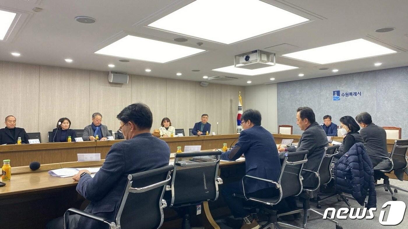 스마트도시사업협의회 참석자들이 회의를 하고 있다.(수원시 제공)