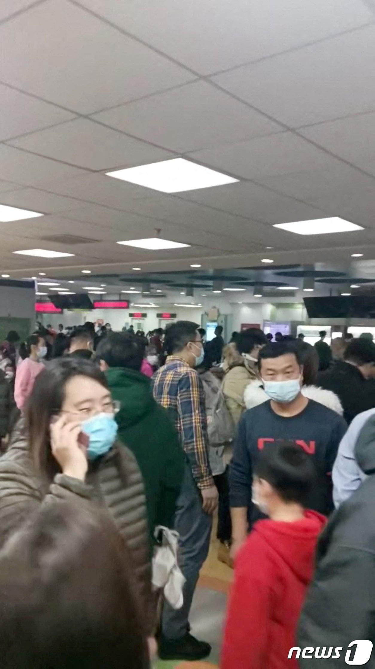 본문 이미지 - 지난 11월 26일 베이징 아동병원이 몰려든 어린이 폐렴환자로 북새통을 이루고 있다. ⓒ 로이터=뉴스1 ⓒ News1 박형기 기자