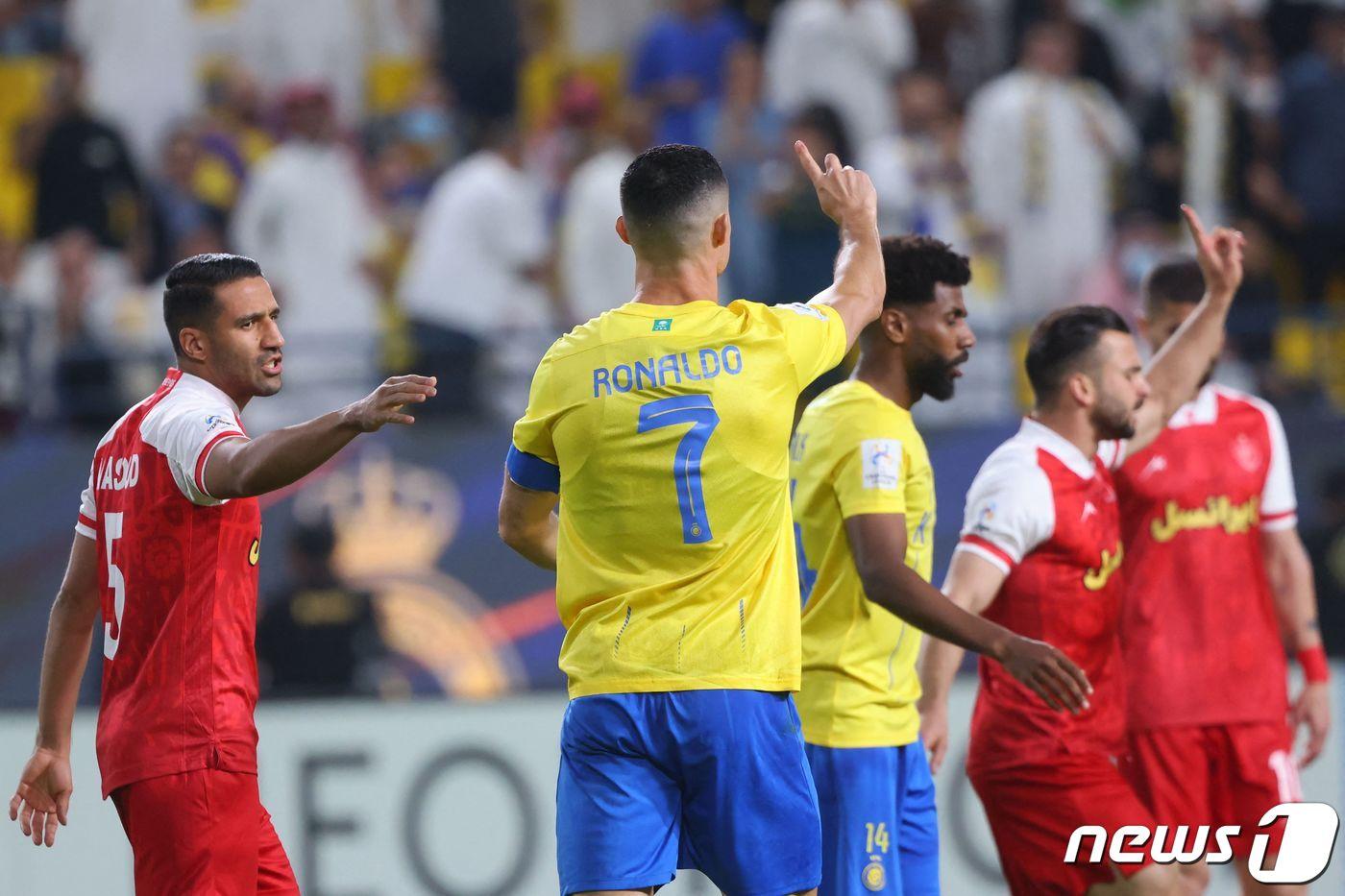 심판에게 페널티킥이 아니라고 손가락을 흔드는 호날두. ⓒ AFP=뉴스1