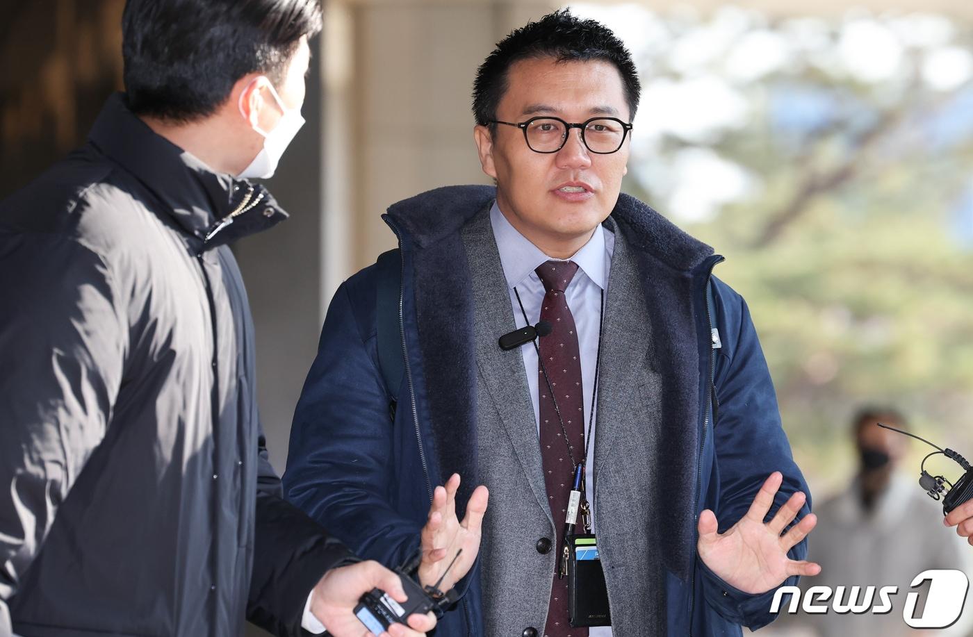 '대선 개입 여론 조작' 의혹을 받는 인터넷 언론 리포액트 허재현 기자가 28일 서울 서초구 서울중앙지방검찰청에서 피의자조사를 받기 앞서 발언을 하고 있다. 2023.11.28/뉴스1 ⓒ News1 허경 기자