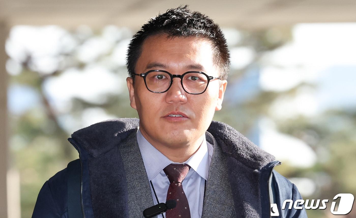 본문 이미지 - '대선 개입 여론 조작' 의혹을 받는 인터넷 매체 리포액트 허재현 기자가 지난해 11월 첫 피의자 조사를 받기 위해 서울중앙지방검찰청에 출석했다. 2023.11.28/뉴스1 ⓒ News1 허경 기자