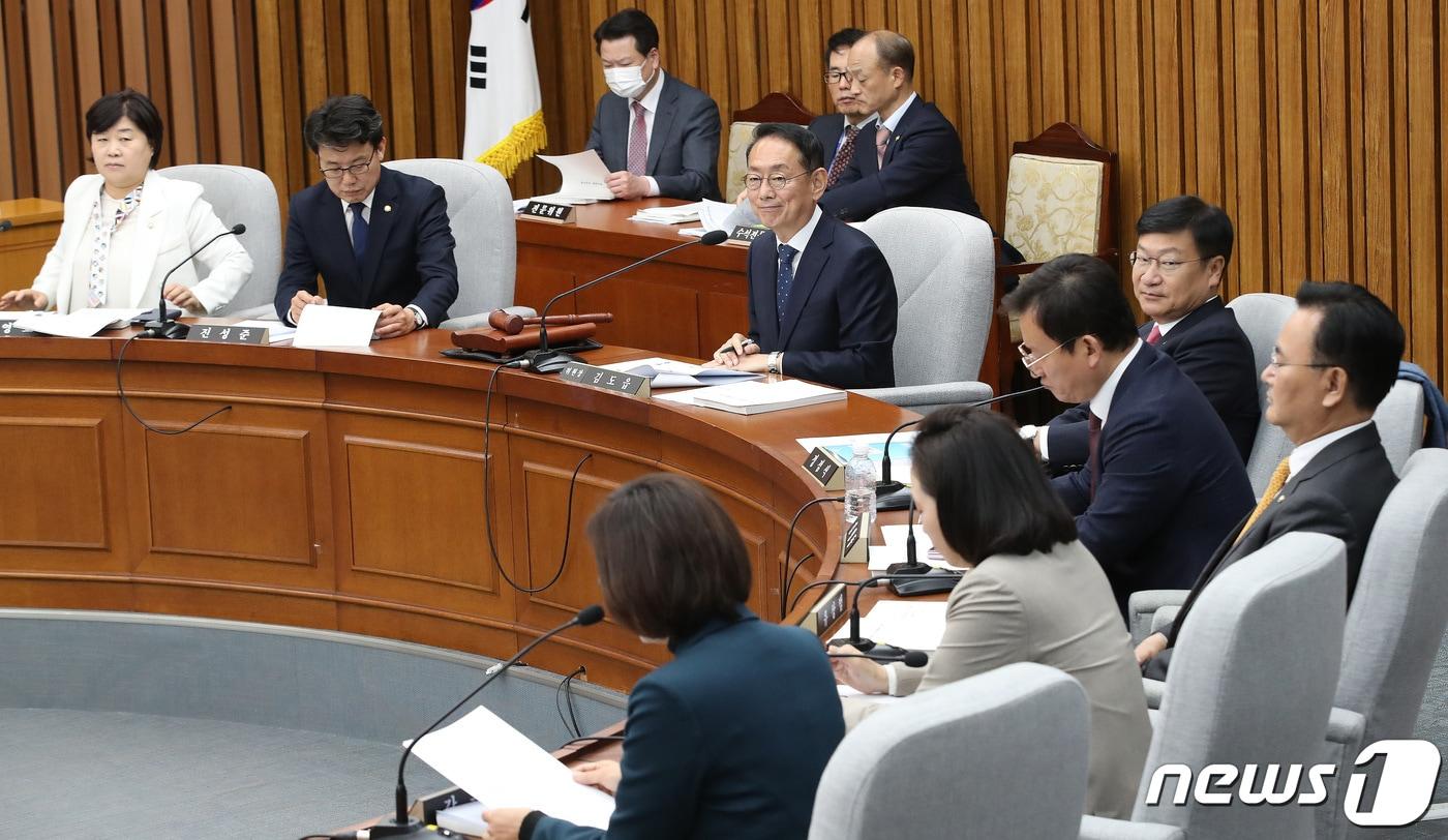 본문 이미지 - 김도읍 인사청문특위 위원장이 28일 오전 서울 여의도 국회에서 열린 조희대 대법원장 임명동의에 관한 인사청문특별위원회 전체회의를 주재하고 있다. 2023.11.28/뉴스1 ⓒ News1 임세영 기자