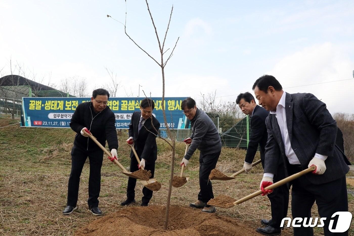 본문 이미지 - (왼쪽부터)김보규 농심 경영기획실장, 이상재 농촌진흥청 농업생물부장, 조재호 농촌진흥청장, 이정석 부안군 부군수, 김용래 한국양봉농협 조합장이 밀원수를 식재하고 있다.(농심 제공)