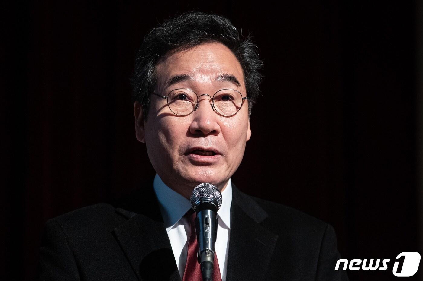 본문 이미지 - 이낙연 전 총리가 28일 서울 용산구 백범김구기념관에서 열린 사단법인 연대와공생 '대한민국 위기를 넘어 새로운 길로' 포럼에서 기조연설을 하고 있다. 2023.11.28/뉴스1 ⓒ News1 유승관 기자