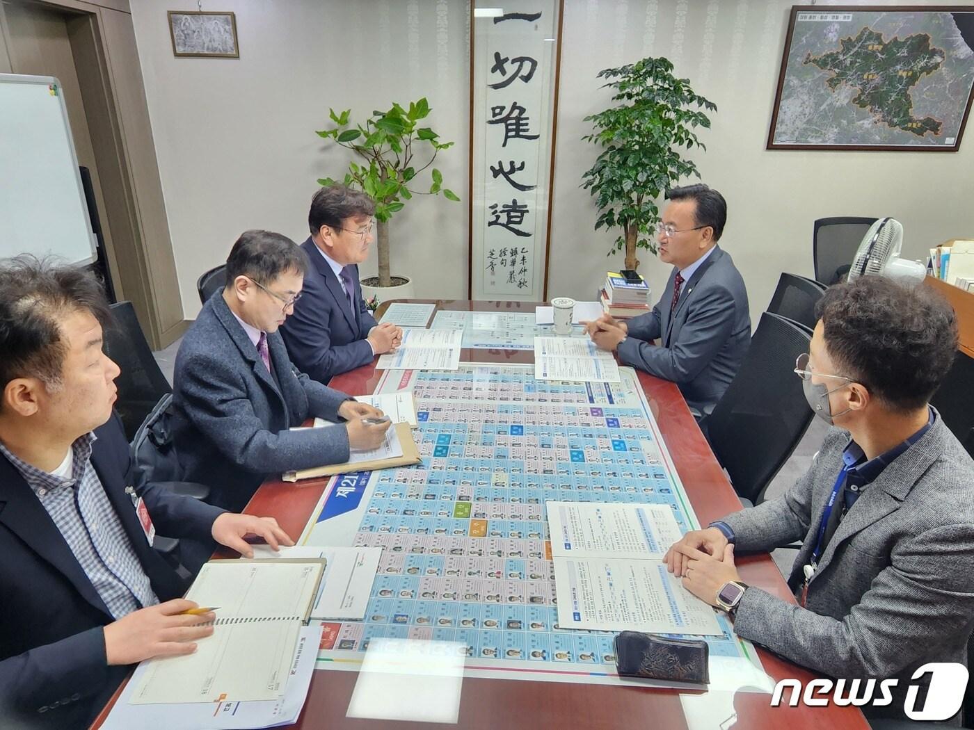 본문 이미지 - 최명서 영월군수를 비롯한 영월군 관계자들이 지난 27일 국회 유상범 국민의힘 의원을 찾아 지역 현안에 대해 의견을 나누고 있다, (영월군 제공) 2023.11.28/뉴스1